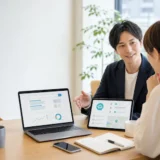 ウェブマーケティング会社スタッフとSEOやLLMについて打ち合わせをする店舗経営者。